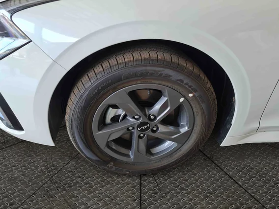 Kia K5 GL 2025 