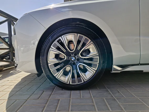 بي ام دبليو الفئة السابعة 735i 2025 