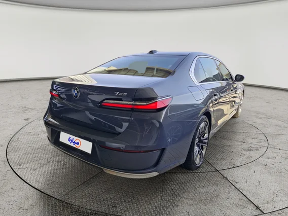 بي ام دبليو الفئة السابعة 735i 2023 