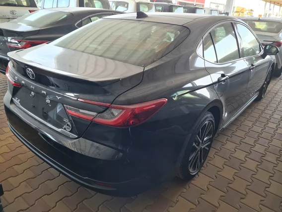 Toyota Camry  GLE 2025