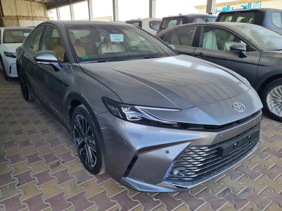 Toyota Camry  GLE 2025