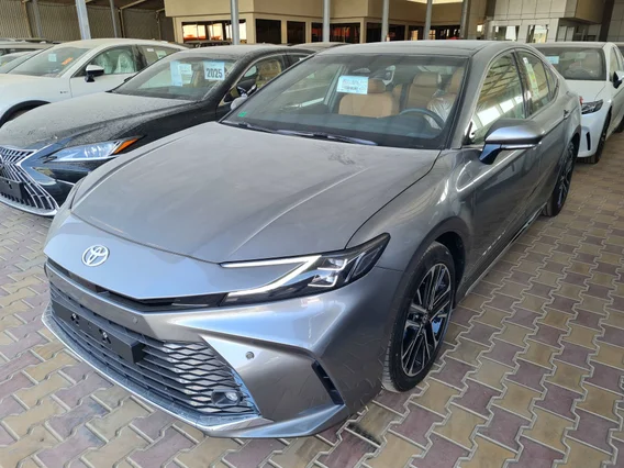 Toyota Camry  GLE 2025