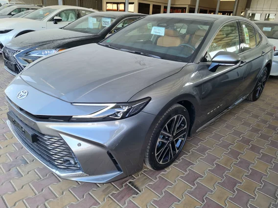 Toyota Camry  GLE 2025
