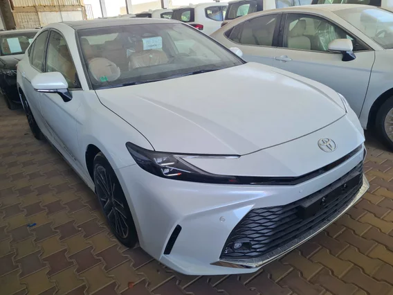 Toyota Camry  GLE 2025