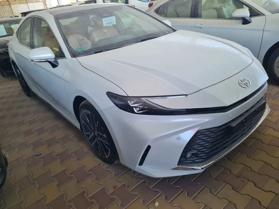 Toyota Camry  GLE 2025