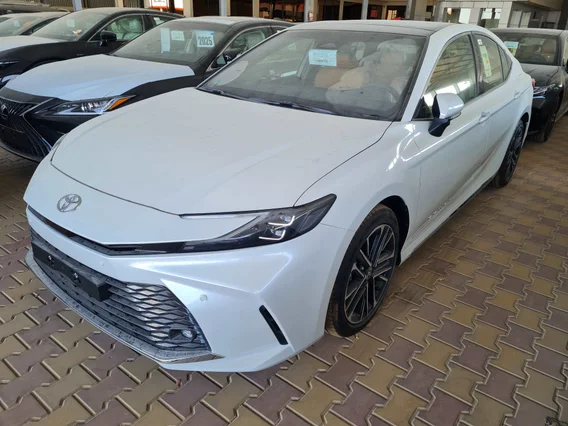 Toyota Camry  GLE 2025
