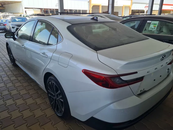 Toyota Camry  GLE 2025