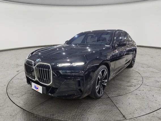 بي ام دبليو الفئة السابعة 740 i 2025 