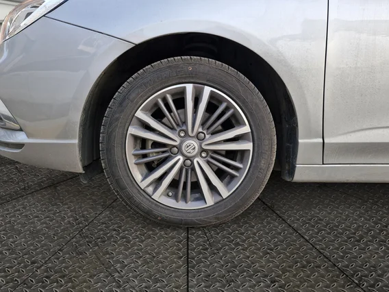 ام جي 5 LUX 2023 