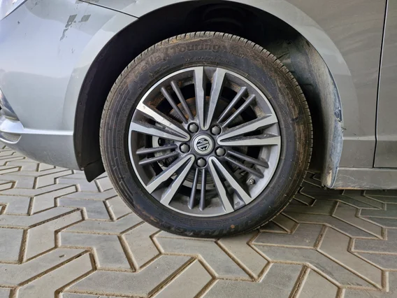 ام جي 5 LUX 2023 