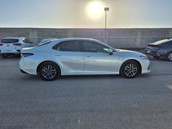 تويوتا كامري LE HEV 2022 