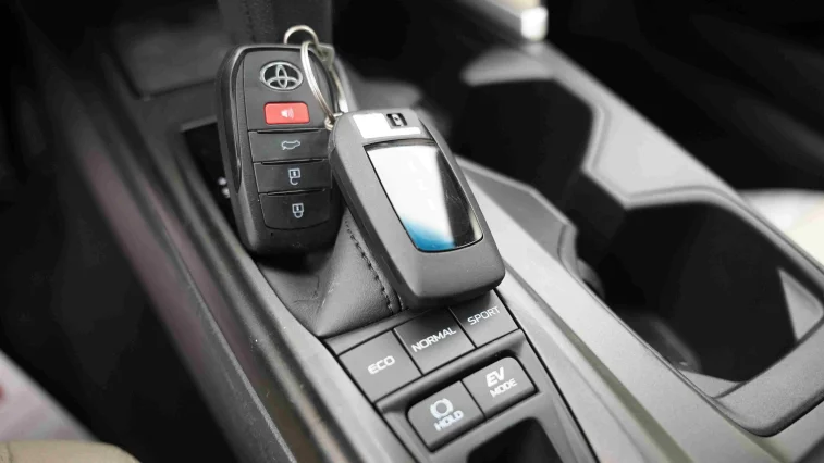 تويوتا كامري E HEV 2026 