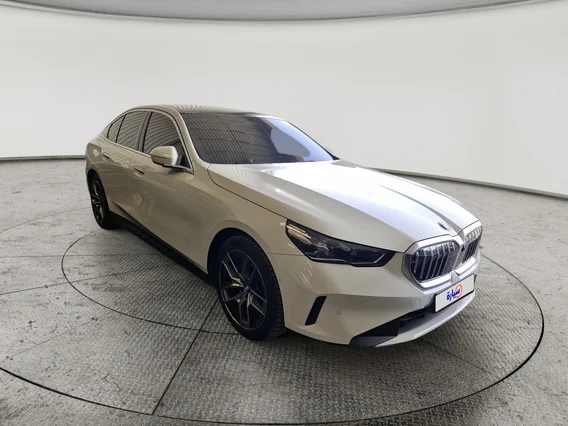 بي ام دبليو الفئة الخامسة 520i 2024 