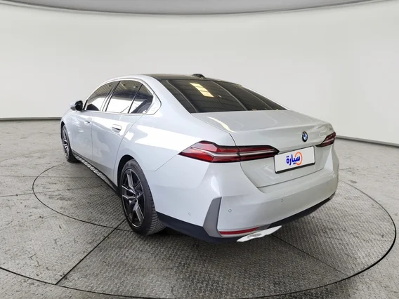 بي ام دبليو الفئة الخامسة 520i 2024 