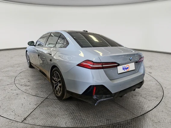 بي ام دبليو الفئة الخامسة 520i 2024 