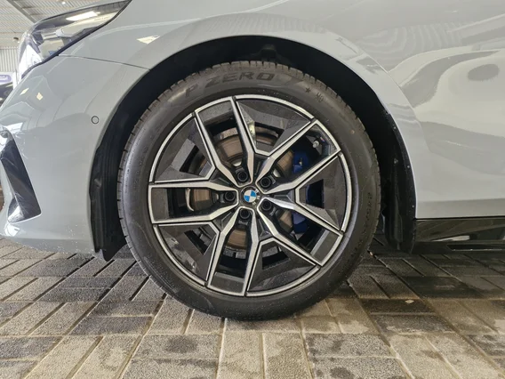 بي ام دبليو الفئة الخامسة 520i 2025 