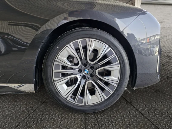 BMW 7 Series 735i 2024 