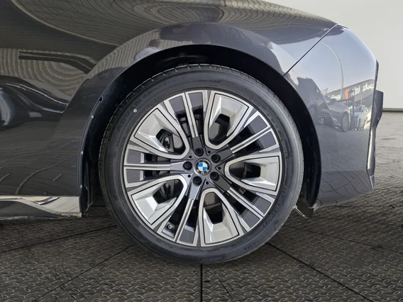 BMW 7 Series 735i 2024 