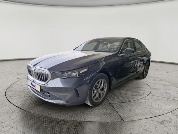 بي ام دبليو الفئة الخامسة 520i 2024 