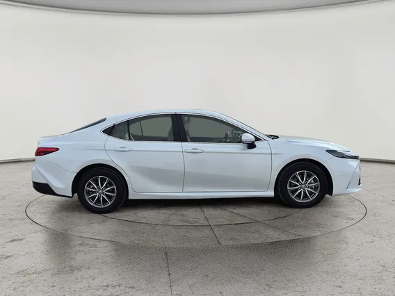 Toyota Camry  E 2025 