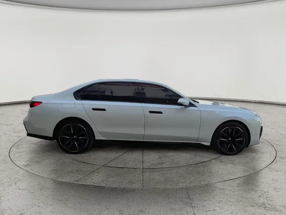 BMW 7 Series 740 i 2023 