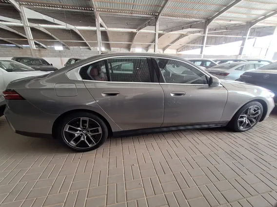 بي ام دبليو الفئة الخامسة 520i 2024 