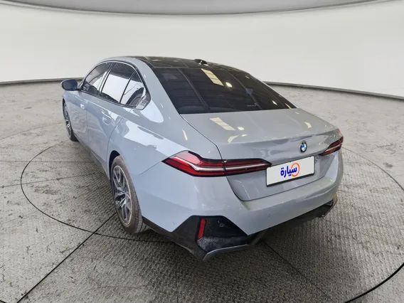 بي ام دبليو الفئة الخامسة 520i 2024 