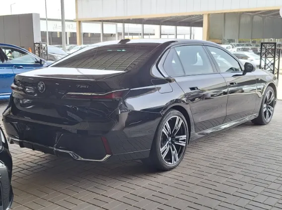 بي ام دبليو الفئة السابعة 735i 2025 