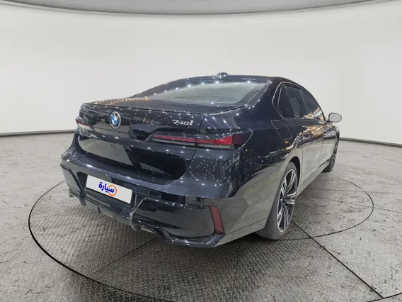 بي ام دبليو الفئة السابعة 740 i 2023 