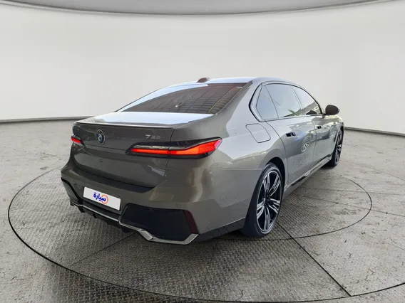 بي ام دبليو الفئة السابعة 735i 2023 