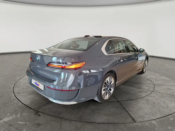 بي ام دبليو الفئة السابعة 735i 2023 