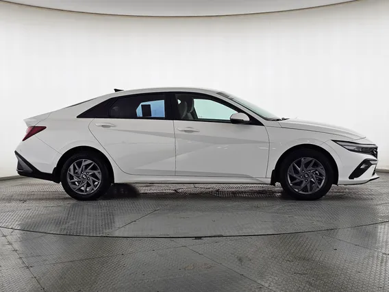 Hyundai Elantra Smart 2024 