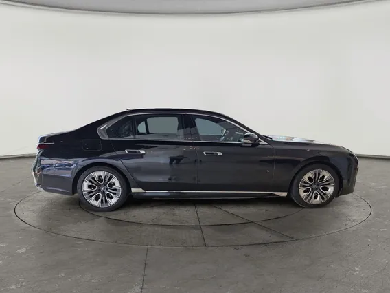 بي ام دبليو الفئة السابعة 735i 2024 