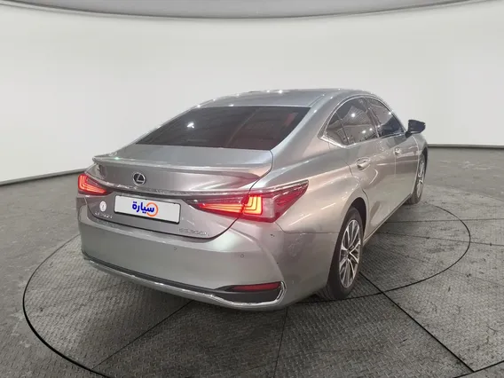 Lexus ES 300 H 2025 
