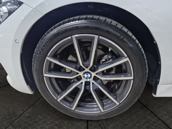 BMW 3 Series 320i  2024 