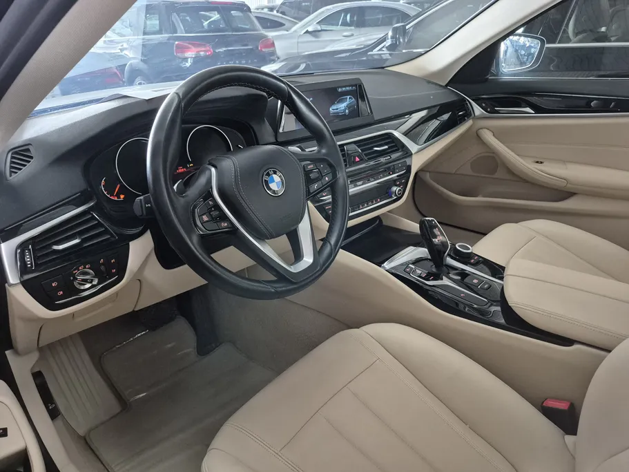 بي ام دبليو الفئة الخامسة 520i 2019