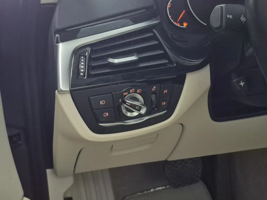 بي ام دبليو الفئة الخامسة 520i 2019