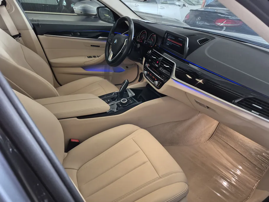 بي ام دبليو الفئة الخامسة 520i 2019