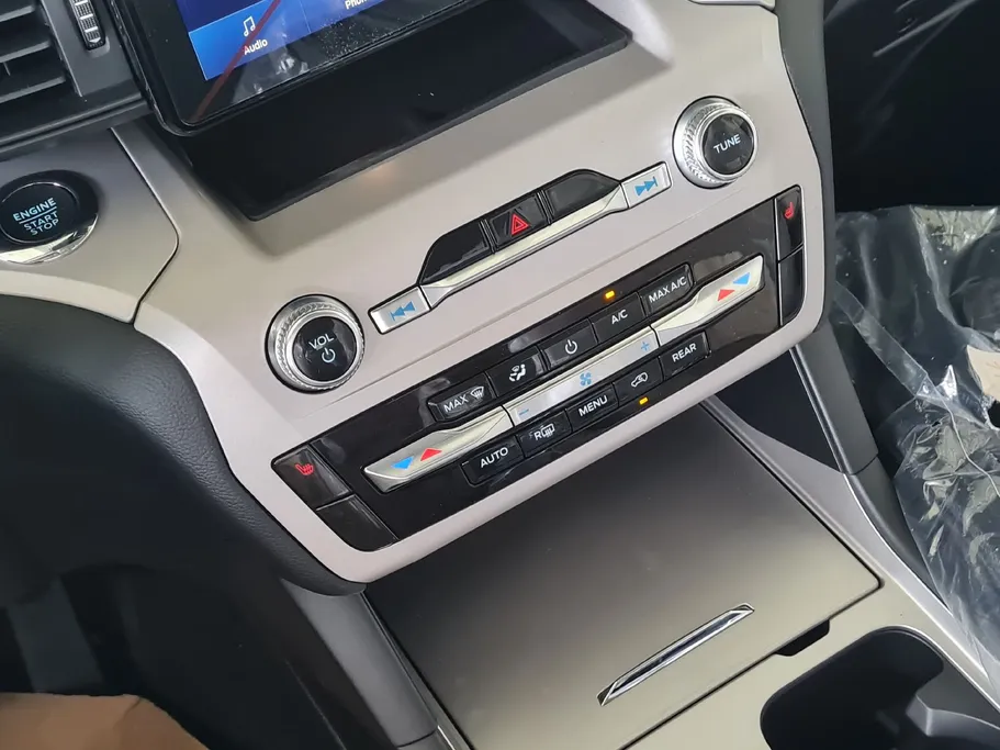 2023 Ford Explorer XLT 200A 