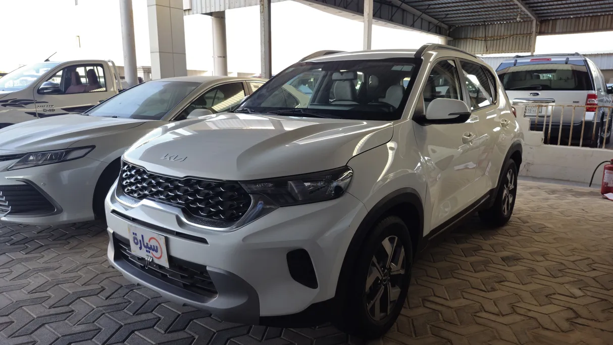 Used 2022 Kia LX White Color for sale 215487 Syarah