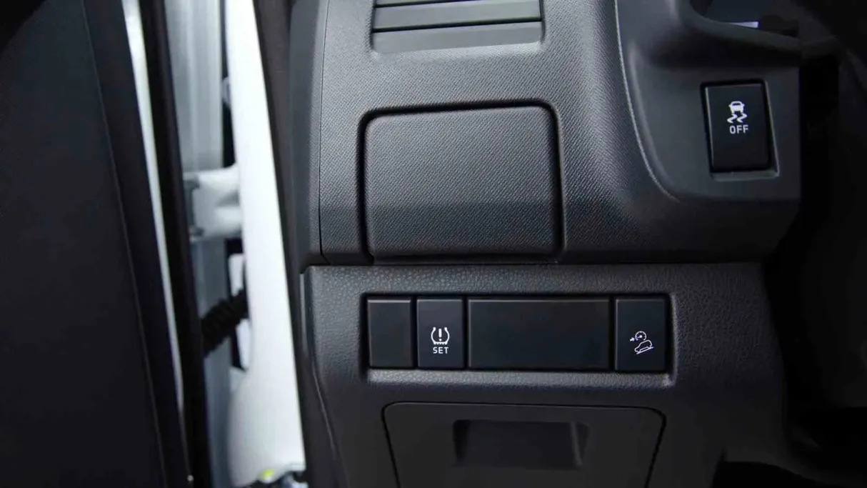 2025 Isuzu D-max Regular Cab أجناب 