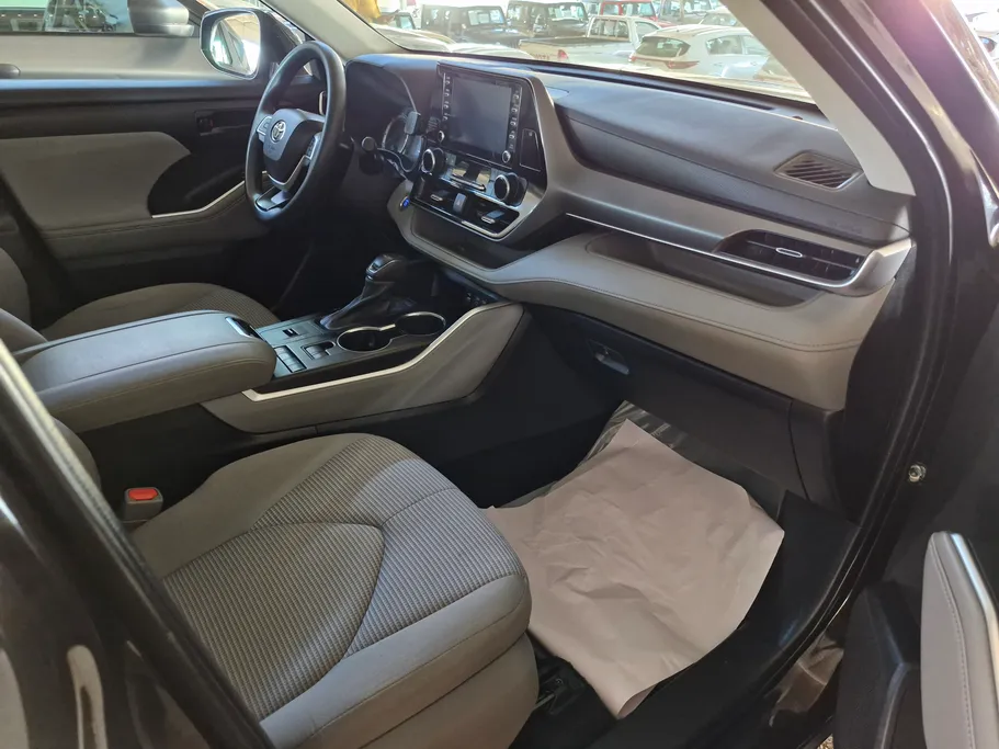 2022 Toyota Highlander LE 