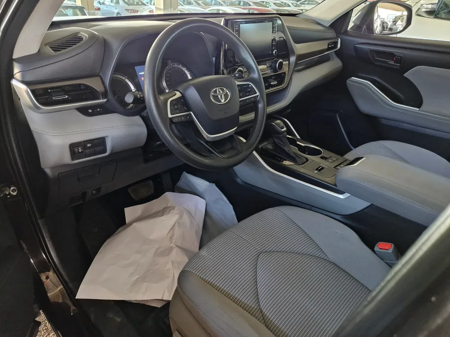 2022 Toyota Highlander LE 