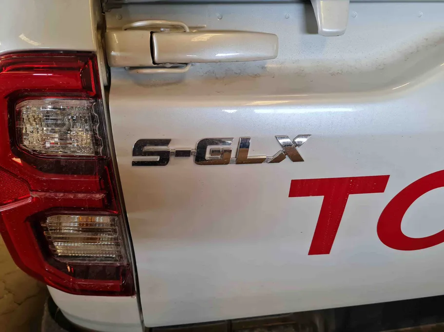 2025 Toyota Hilux SGLX 4X4 2.7L MT  