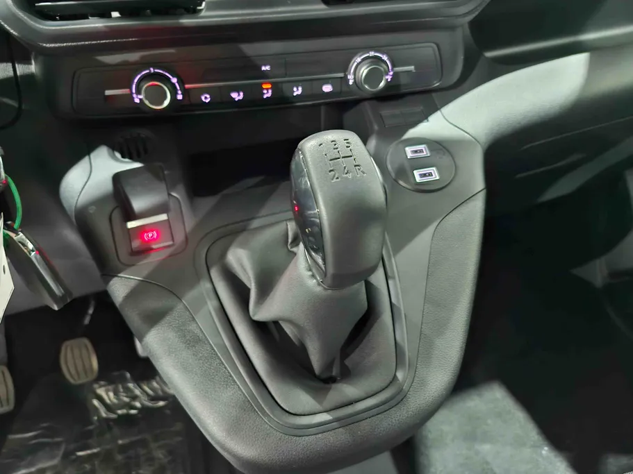 2025 Peugeot Partner Short van 