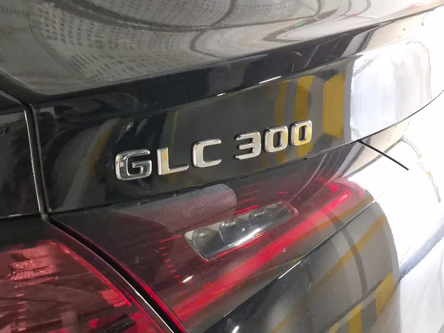 2025 Mercedes GLC 300 