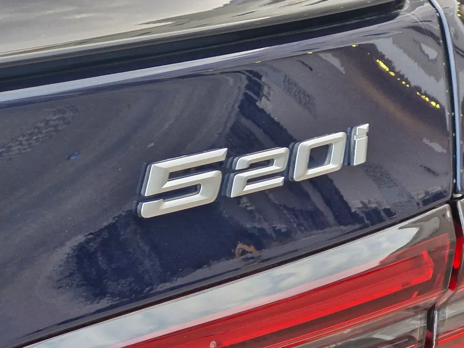 بي ام دبليو الفئة الخامسة 520i 2024 