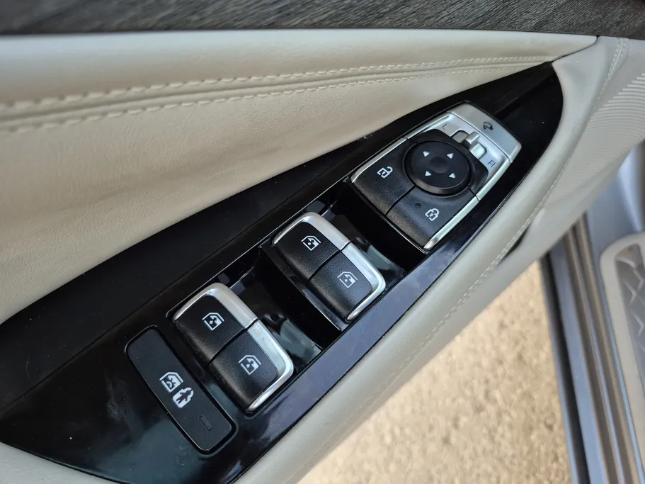 2023 Kia K8 LX 