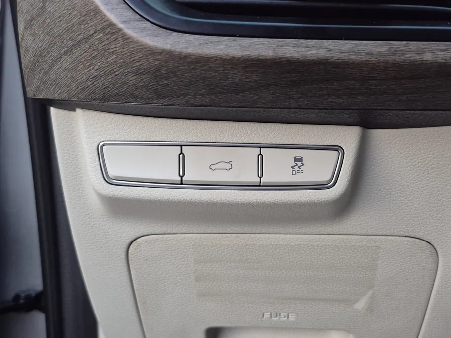 2023 Kia K8 LX 