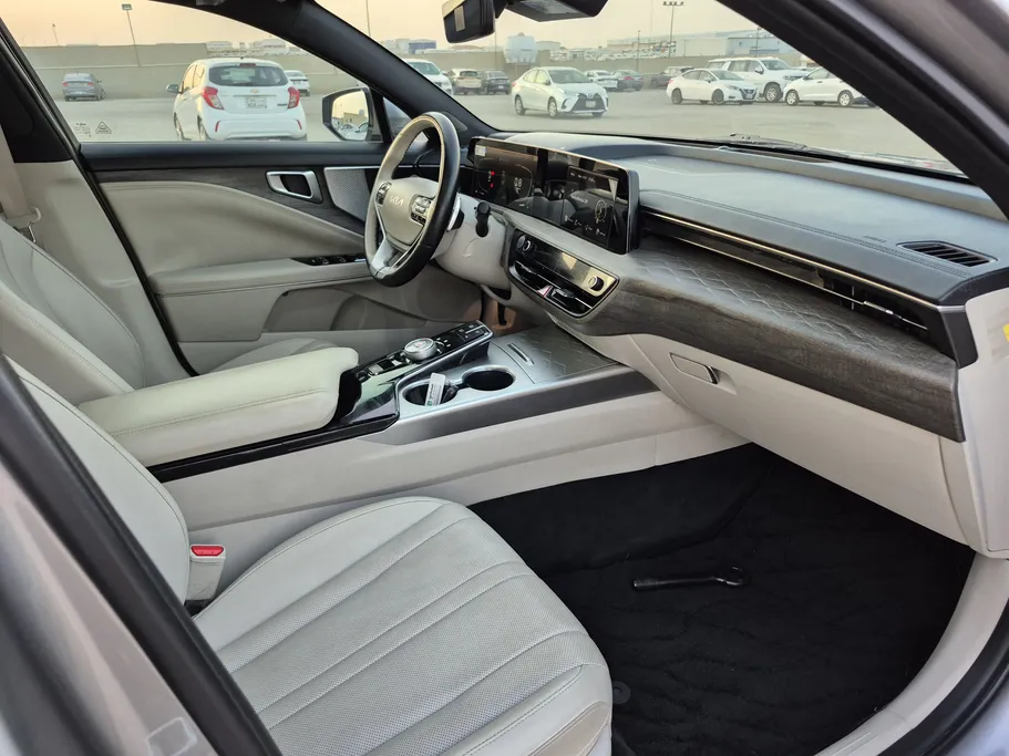 2023 Kia K8 LX 